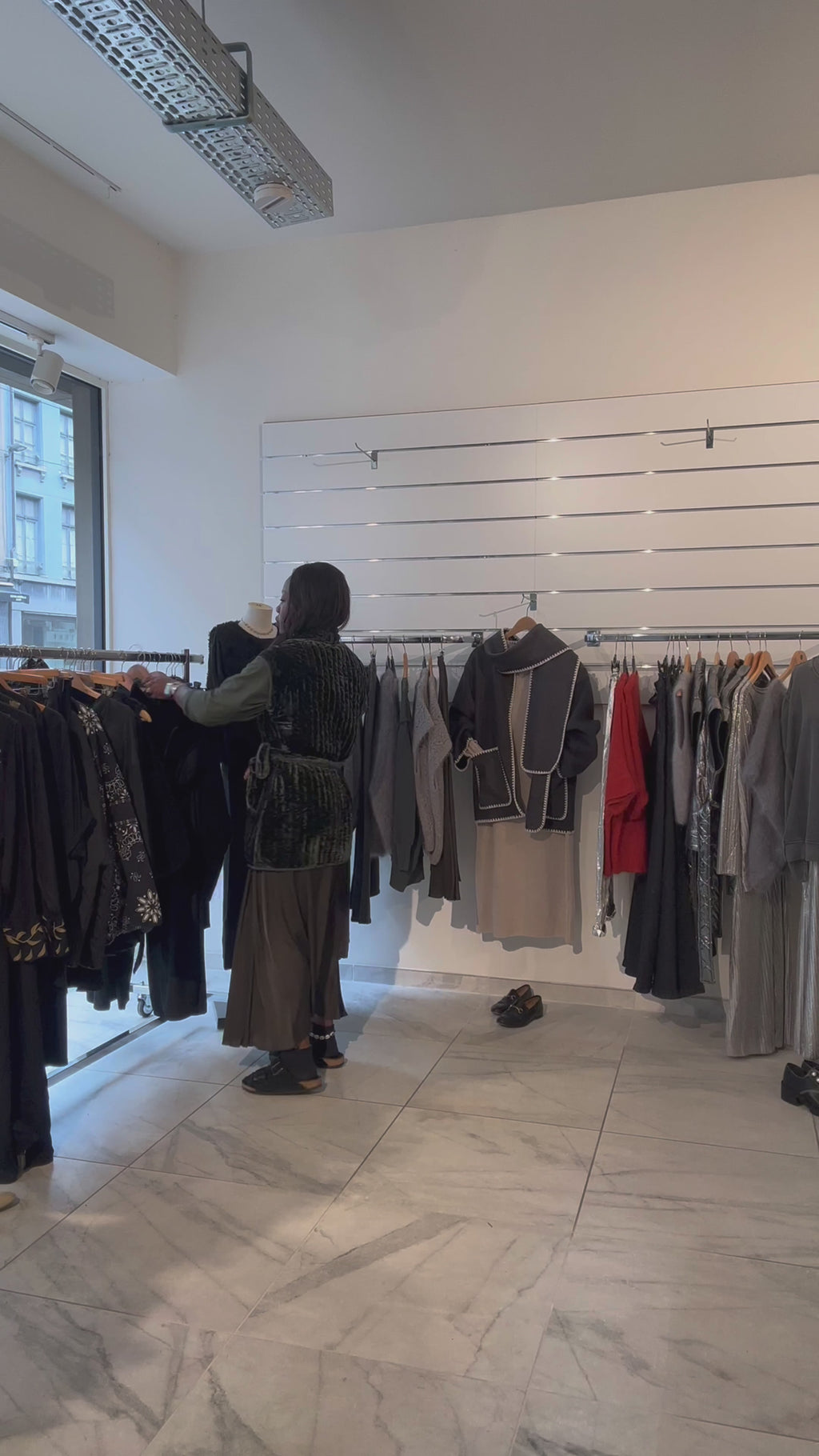 JOSH VELVET SLEEVELESS JACKET