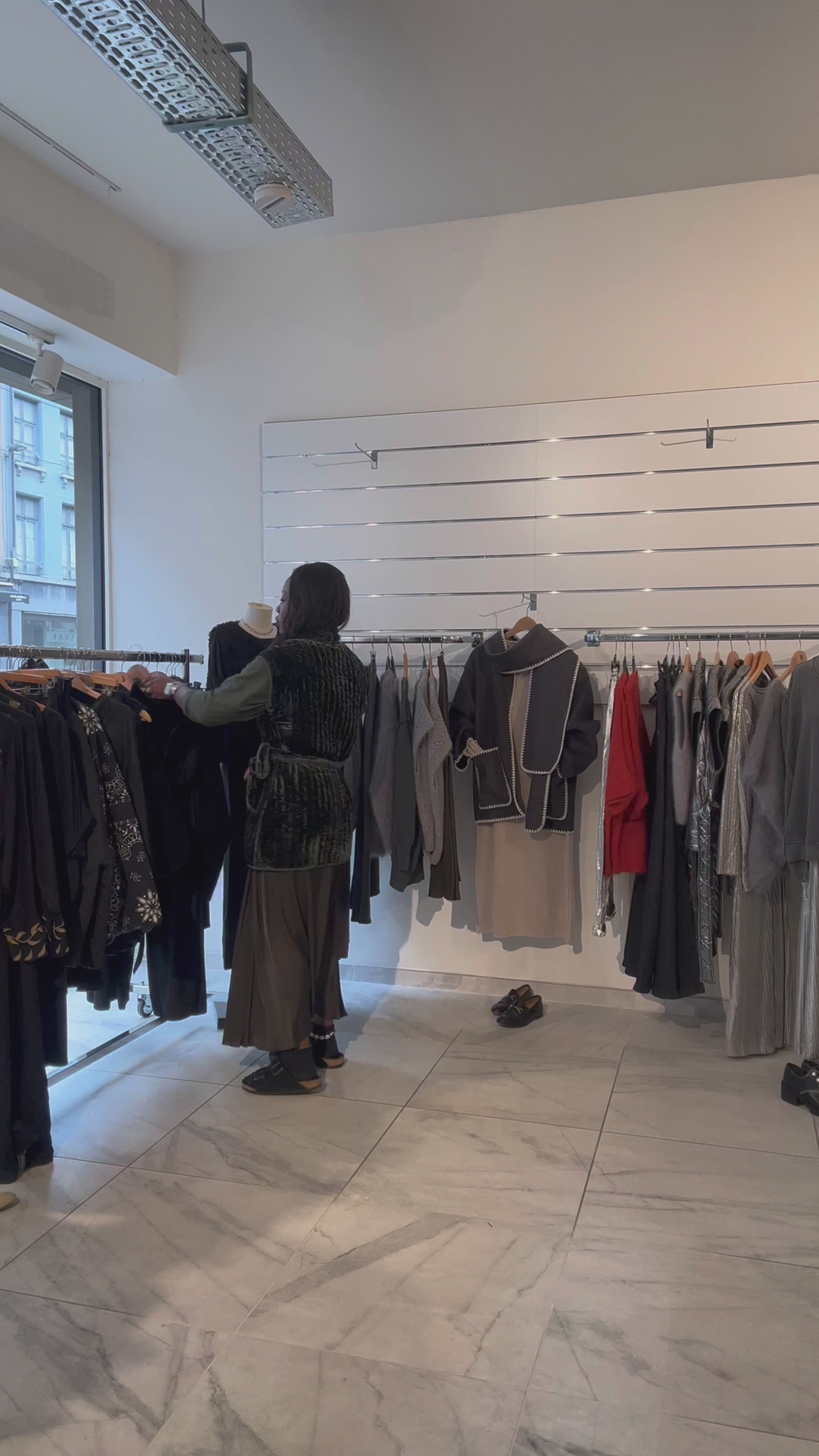 JOSH VELVET SLEEVELESS JACKET